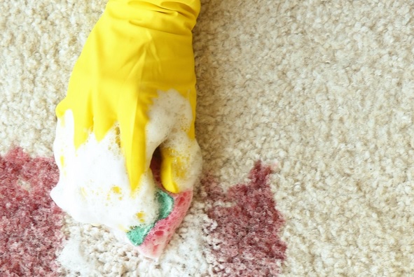 سریعترین روش پاک کردن لکه خون از روی فرش