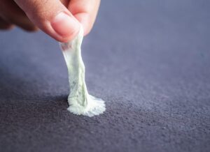 سریع ترین روش پاک کردن لکه آدامس از روی فرش